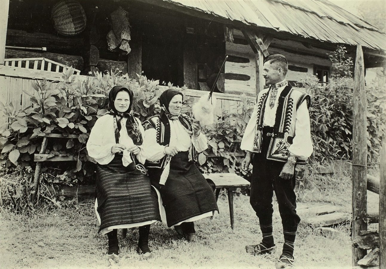Гуцульська сім’я з Рахова перед будинком, 1934 рік. Walter Möbius, df_m_0003297 SLUB Deutsche Fotothek