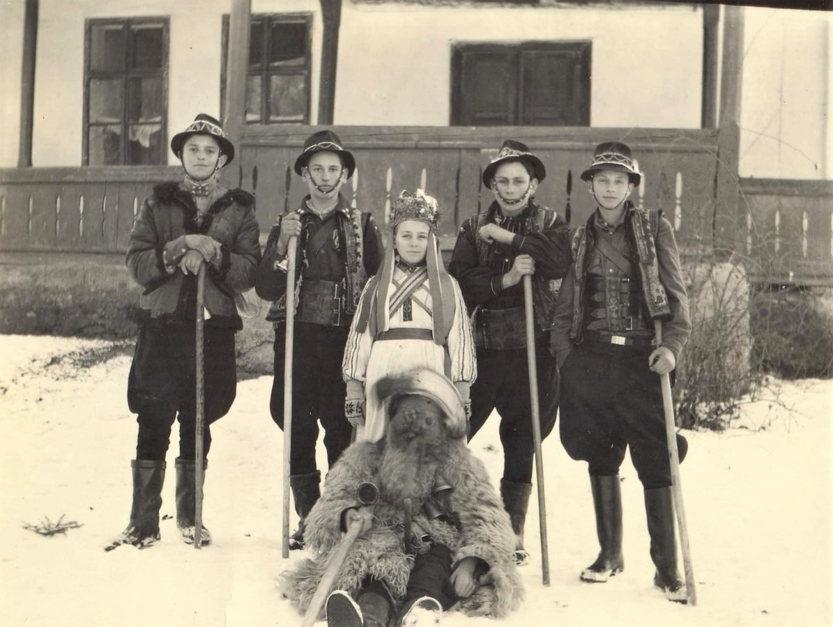 Гуцульський бетлегем у селі Косівська Поляна на Рахівщині, 1950-ті роки. Фото з архіву Юрія Саса (1)