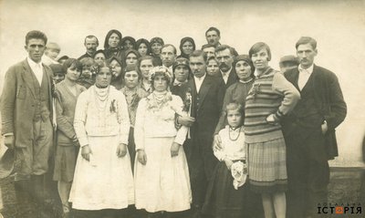 Весілля Григорія та Ганни Штогрин, с. Верб’ятин Бучацького п-ту Тернопільського в-ва, 1920-ті рр. Зліва за молодою Меланія Байрак.