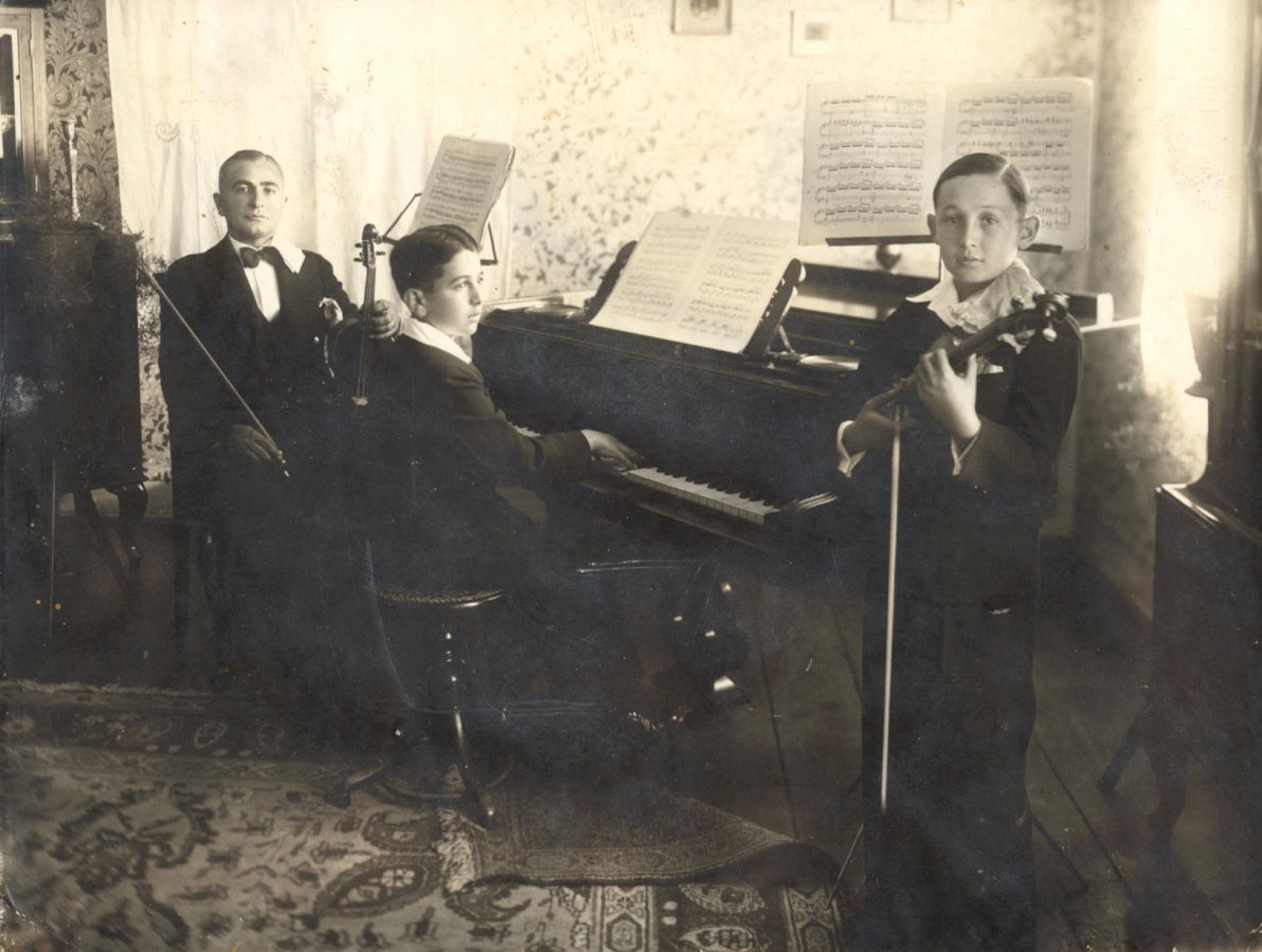 Herman Kleinman i synowie-Leopold przy fortepianie,Dolek ze skrzypcami.jpg