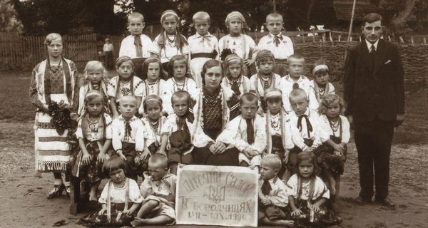 Дитячий садок у с. Бородчиці Жидачівського п-ту Станіславівського в-ва, 1930-ті рр.