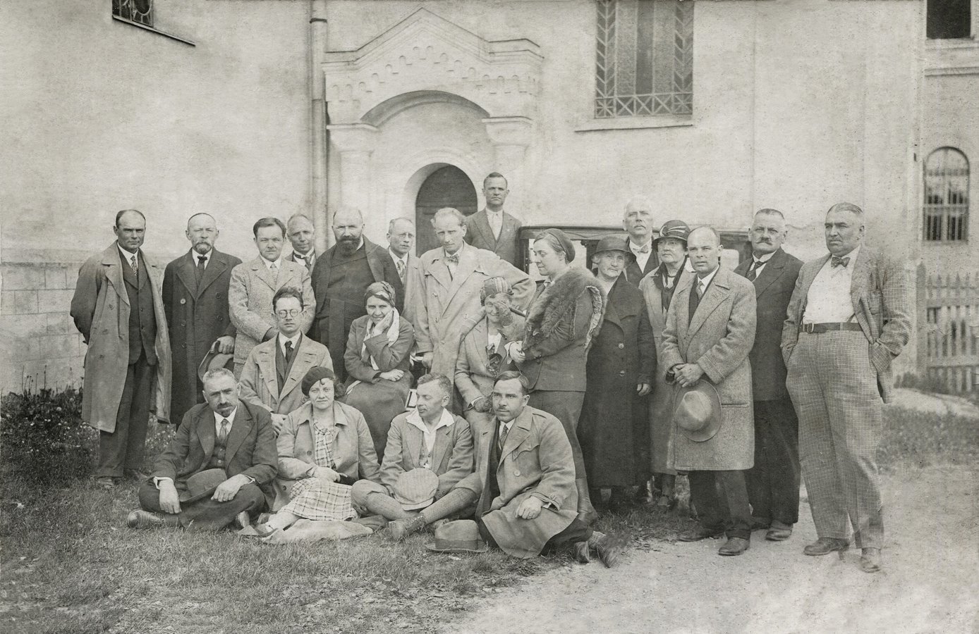 II З’їзд українських музейників, Самбір, червень 1933 року. Лев Ґец (стоїть по центру у світлому плащі) представляв там музей 'Лемківщина' з Сянока. Фото з добірки Ростислави Федак. Джерело Локальна історія