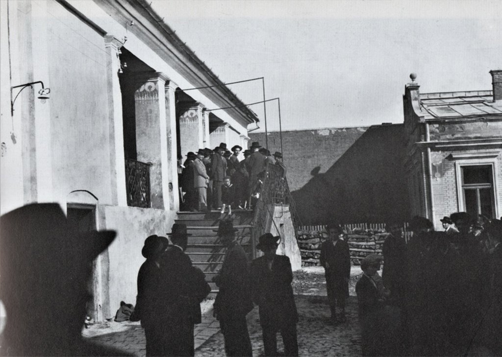 Євреї біля хедера – єврейської школи у Мукачеві, 1930 р. Felix H. Man. Фото з книги Man With Camera (1984 р.)