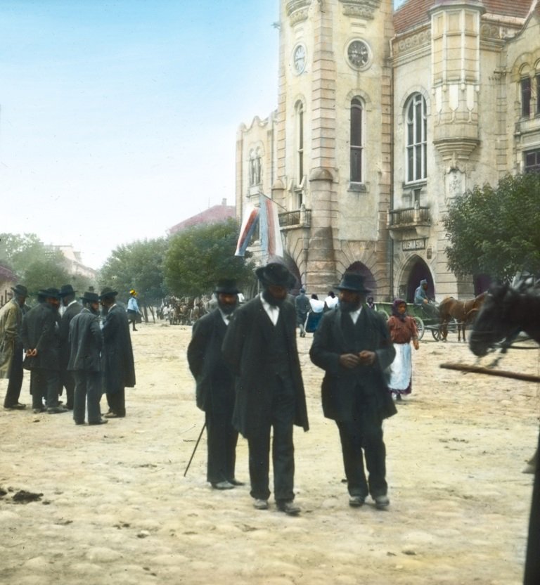 Євреї біля ратуші у Мукачеві, 1919 р