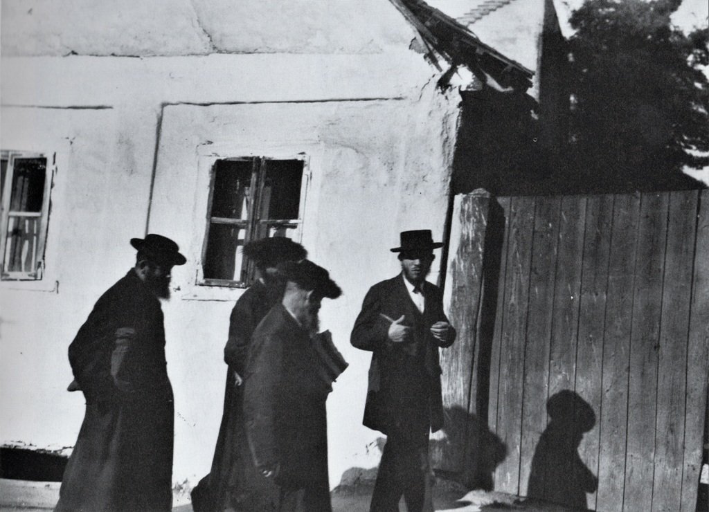 Євреї у Мукачеві, 1930 р. Felix H. Man. Фото з книги Man With Camera (1984 р.)