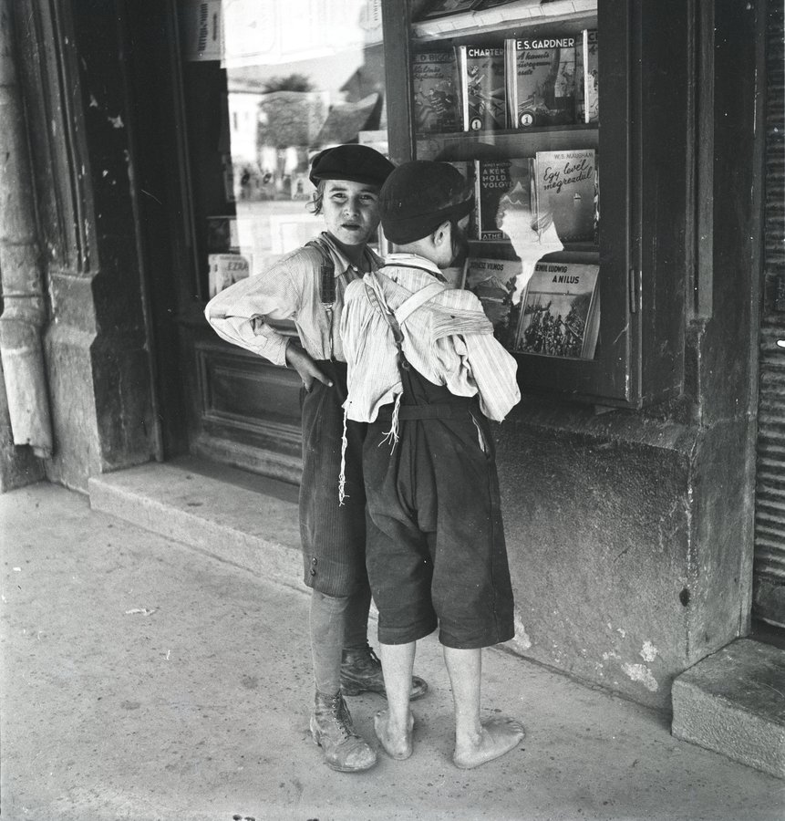 Єврейські хлопці біля вітрини книжкового магазину в Ужгороді.jpg