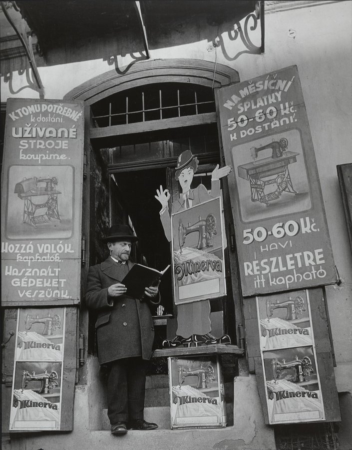 Єврейський крамар і його магазин швейних машинок в Ужгороді. Підкарпатська Русь (Закарпаття), 1938 р. Марґарет Бурк-Вайт для «LIFE» © Time Inc.jpg