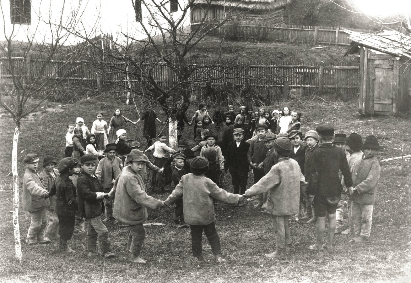 Ігри школярів у селі Раково, 1920-ті роки. Зі збірки Ольги Тимофієвої