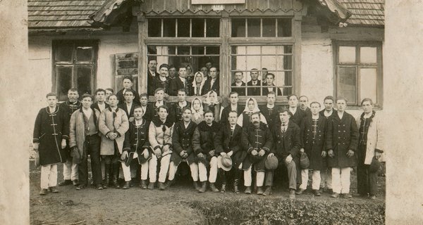 Члени товариства "Просвіта", с. Лімна Турківського п-ту Станіславівського в-ва, 1935 р.