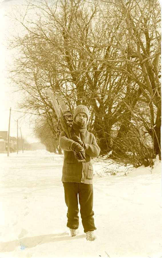 Іван Боберський з біговими лижами (Вінніпег, Манітоба, Канада, 1932)