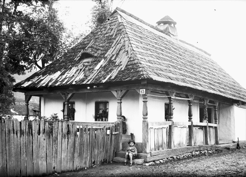 Хата у селі Салдобош (Стеблівка) на Хустщині, 1925 р. Фото Флоріана Заплетала з архіву Миколи Мушинки