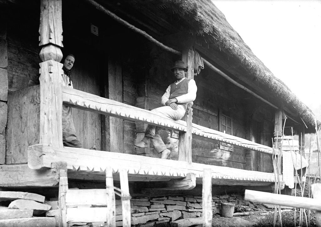 Хата й люди у селі Ялове на Воловеччині, 1921 р. Фото Флоріана Заплетала з архіву Миколи Мушинки