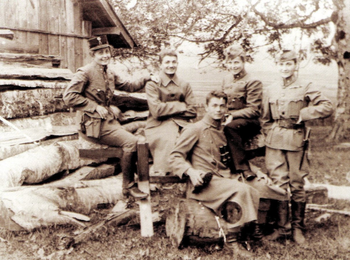 Хорунжий Степан Венгринович (сидить посередині) в УГА, 1918 р. Зі сторінки Marian Rajtar у FB