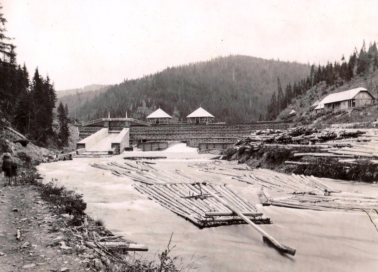 Клявза на Чорному Черемоші в урочищі Лостун, 1930 р. Фото о. Степан Венгринович. Музеї у Фитькові