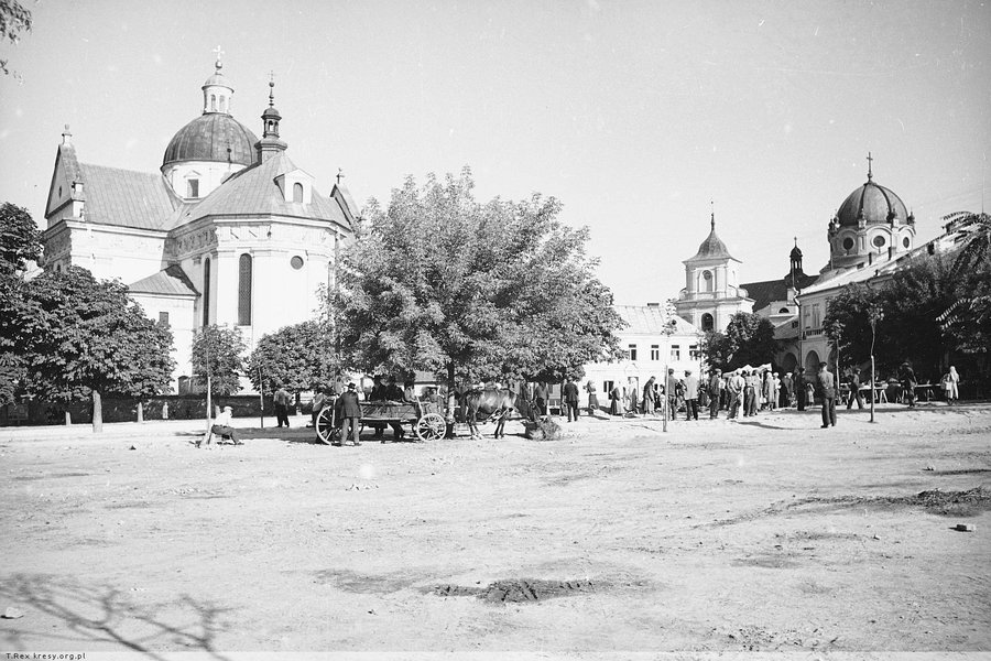 Kolegiata_sw_Wawrzynca_pl_Rynek_plac_Wiecowy_Zolkiew_8248095