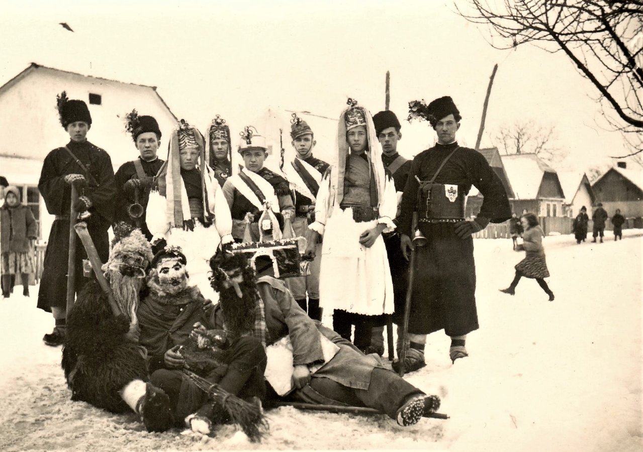 Колядники у селищі Великий Бичків на Рахівщині, 1920-1930-ті роки. Фото з архіву Миколи Григорука