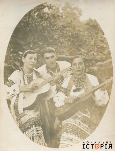 Крайня справа Марія Михальчук, с. Корсів Бродівського п-ту Тернопільського в-ва, 1930-ті рр.