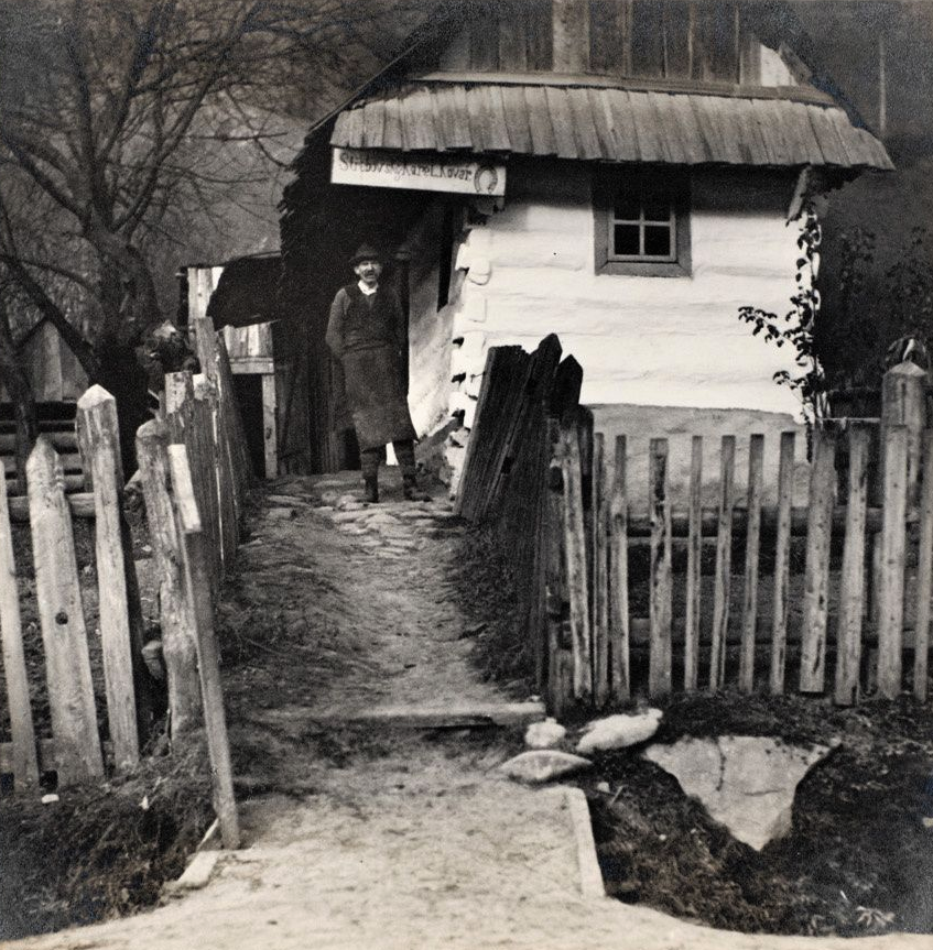 Коваль біля кузні. Ясіня на Закарпатті, 1934 р. Else Seifert, SLUB  Deutsche Fotothek
