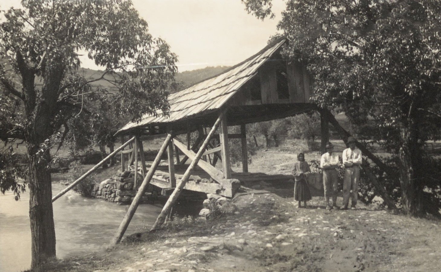 Критий дерев’яний міст у селі Люта, 1920-ті рр. Фото Богуміла Вавроушека FBV_P_13083 A AV ČR, fond Fotosbírka Bohumila Vavrouška