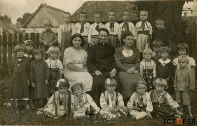 Дитячий садок, с. Лешнів Бродівського п-ту Тернопільського в-ва, 1930-ті рр. Посередині сидить отець Юліян Рудкевич.