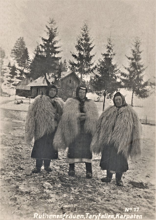 Листівка часів Першої світової війни. Жінки у народній ноші з села Новоселиця, що на Міжгірщині
