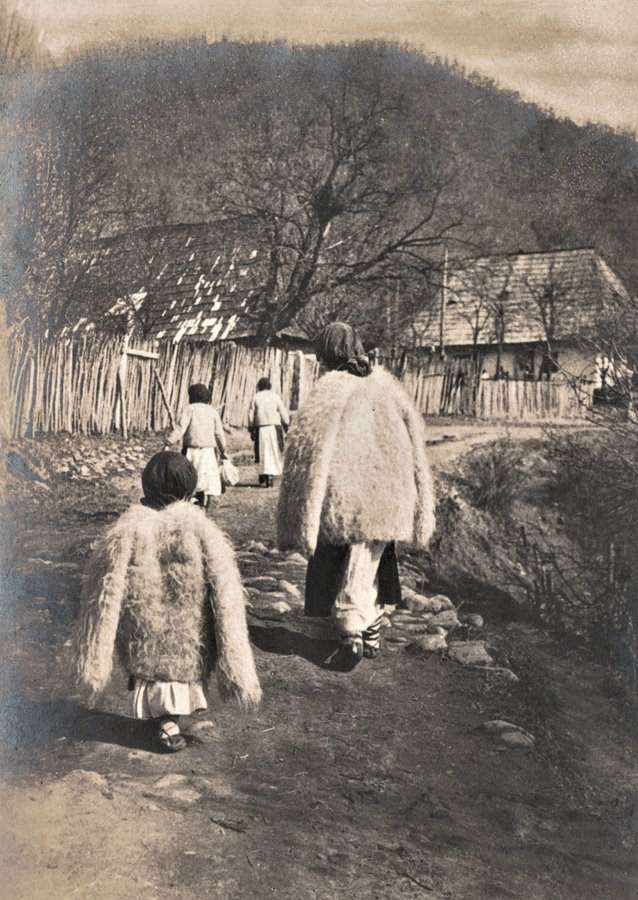 Листівка часів Першої світової війни. Жінки у народній ноші з села Новоселиця, що на Міжгірщині-2