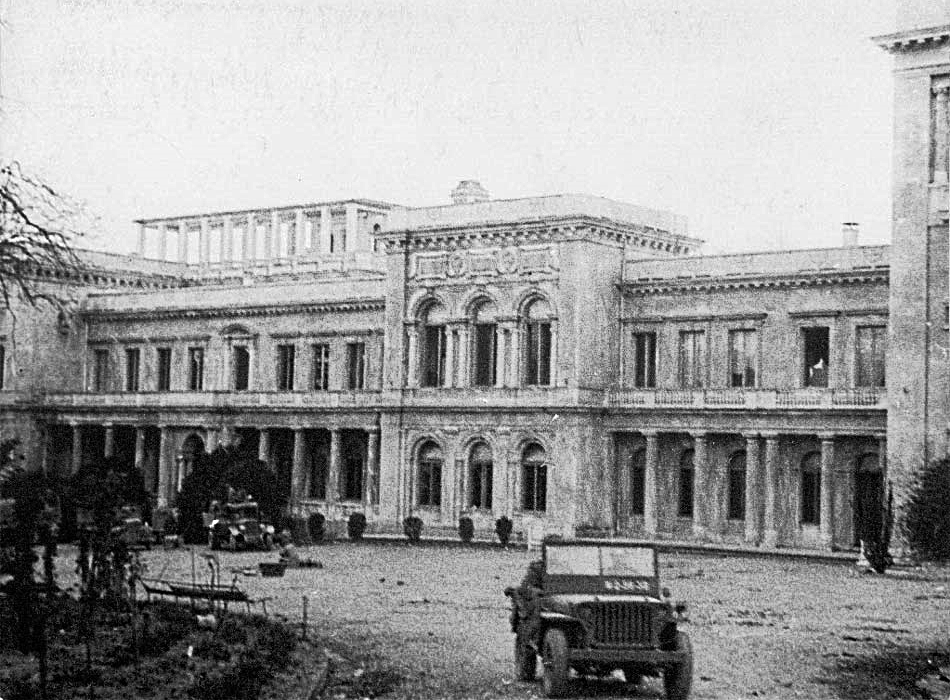 Лівадійський палац після вигнання нацистів. На передньому плані - американський джип Вілліс, травень 1944 року.png