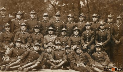 Вояки Війська Польського, 1920-ті рр. У нижньому ряді третій зліва Антон Лопушанський.