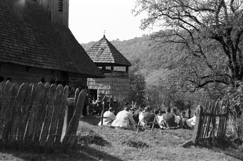 Люди біля церкви Вознесіння Господнього (1803 р.) та дзвіниці у селі Водиця, 1939 р. Berkó Pál, 78538 Fortepan, Budapest