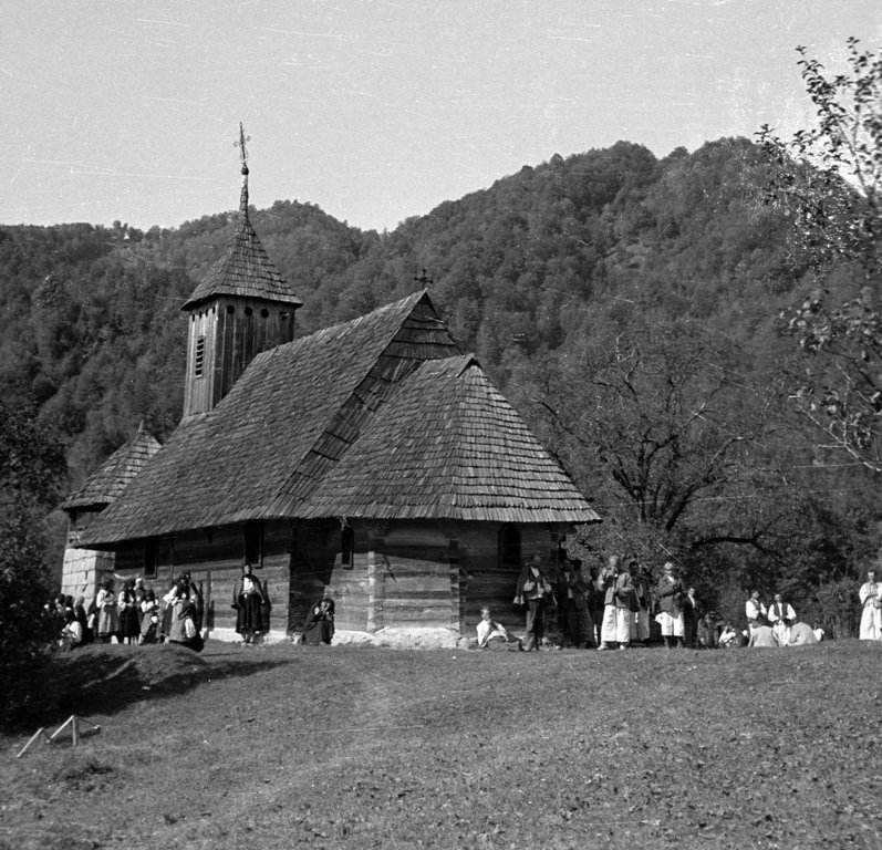 Люди біля церкви Вознесіння Господнього (1803 р.) у селі Водиця, 1939 р. Berkó Pál, 78539 Fortepan, Budapest
