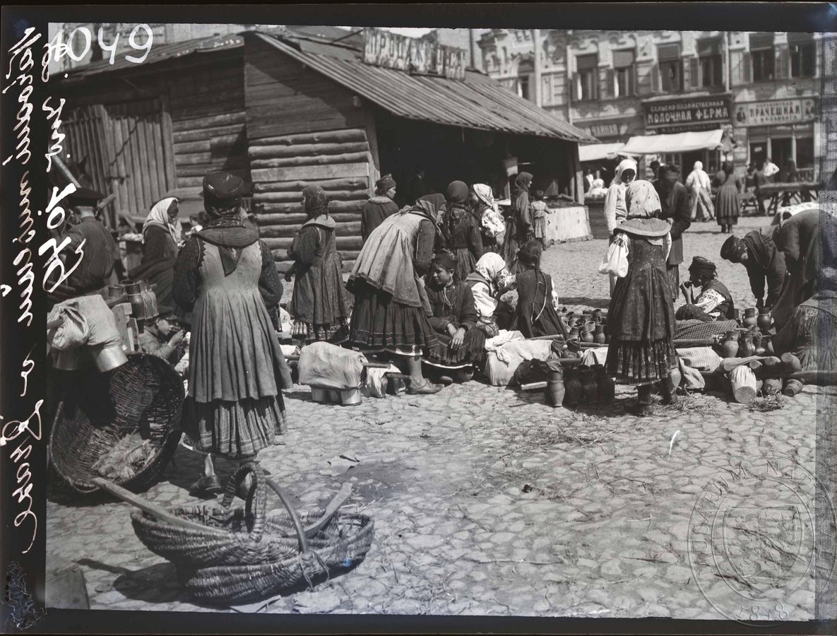Люди на ринку. Київ. Karel Chotek, 1911. OAE_n1049 Sbírka Národního muzea. Praha, Česká republika.jpg