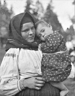 Мати з дитиною у селі Верхній Студений, 1930 р. Vojtěch Suk, Archiv Ústavu antropologie Přírodovědecké fakulty Masarykovy univerzity, Brno, Česká republika