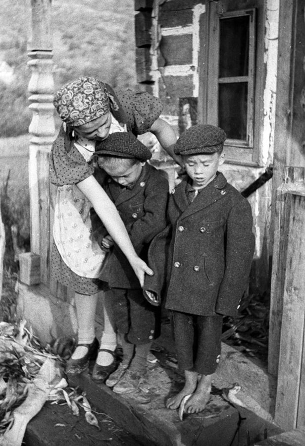 Мати з дітьми на Закарпатті, 1939 р