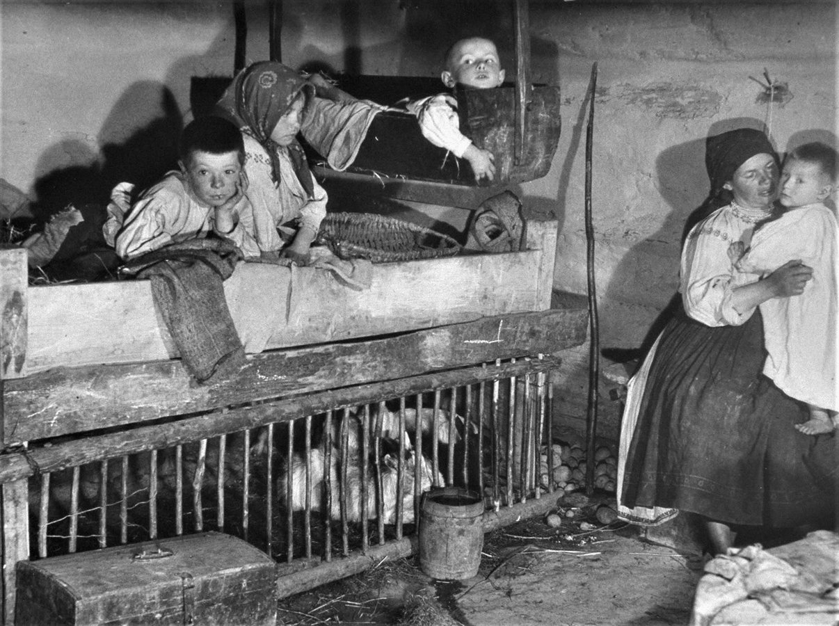 Мати з п’ятьма дітьми в селі Ужок. Підкарпатська Русь (Закарпаття), 1938 р. Марґарет Бурк-Вайт для «LIFE» © Time Inc.jpg