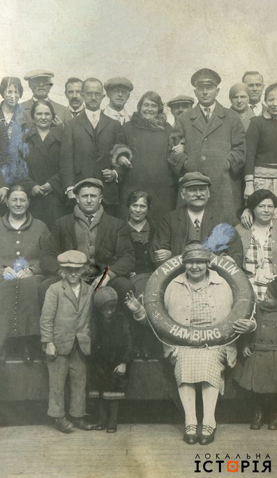 У верхньому ряді стоїть зліва направо друга Анастасія Маліш (уродж. с. Меденичі, Дробицький п-т), Америка, 1920-ті рр.