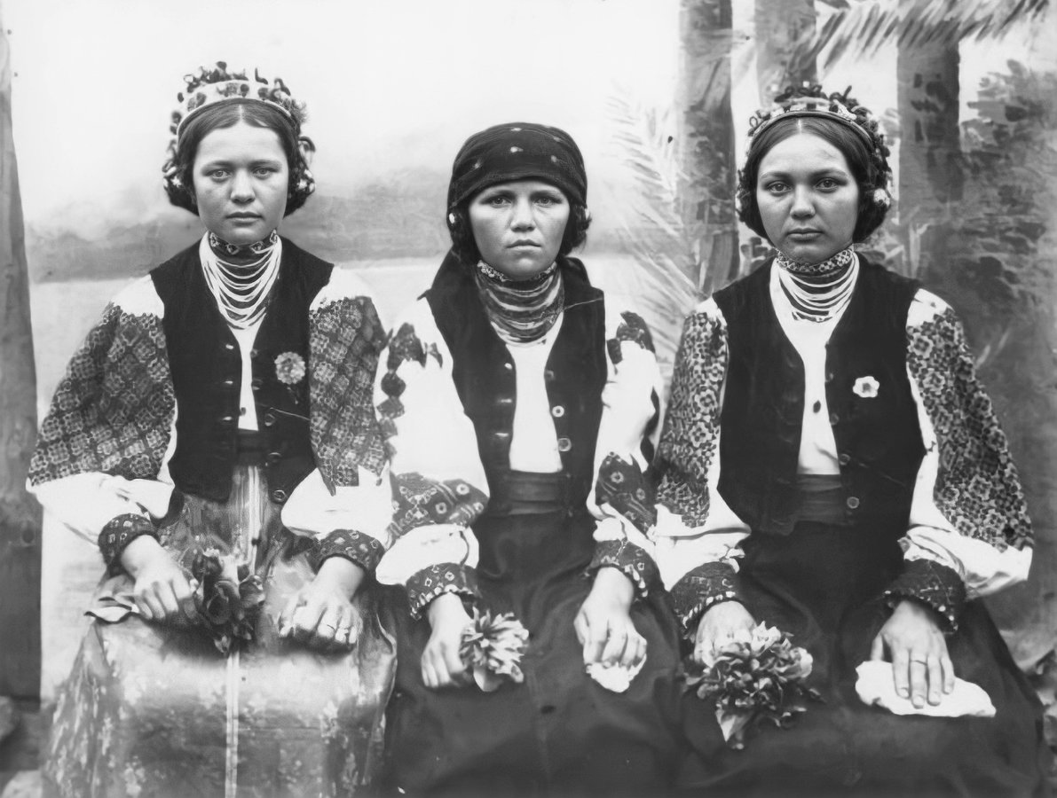 Мешканки села Синевир на Міжгірщині у традиційних сорочках, 1920-ті роки. Фото з архіву автора