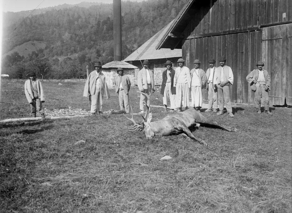Місцеві мешканці — загінники з впольованим оленем у Вучковому, 1901 рік