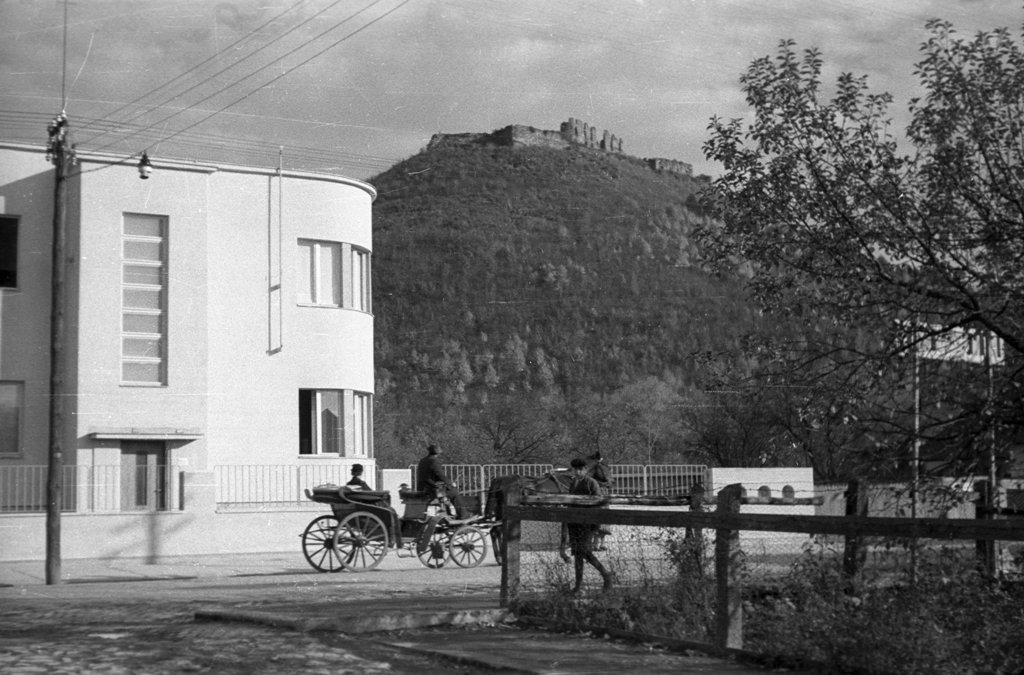 Модерний будинок під руїнами древнього замку у Хусті, 1939 р. Berkó Pál, 78506 Fortepan, Budapest