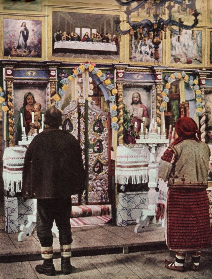 Молитва у церкві у селищі Ясіня. W. Robert Moore, ’’The National Geographic Magazine’’ Vol. 74. No. 2., 1938 р.