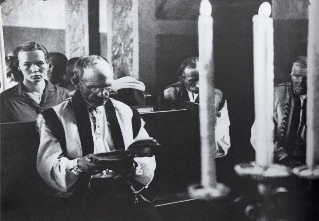 Молитва в храмі, 1930 р. Felix H. Man. Фото з книги Man With Camera (1984 р.)