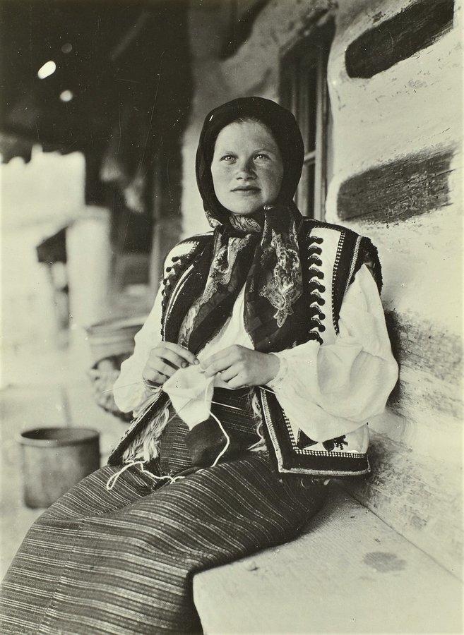Молода гуцулка за плетінням. Рахів, 1934 рік. Walter Möbius, df_m_0003293 SLUB Deutsche Fotothek