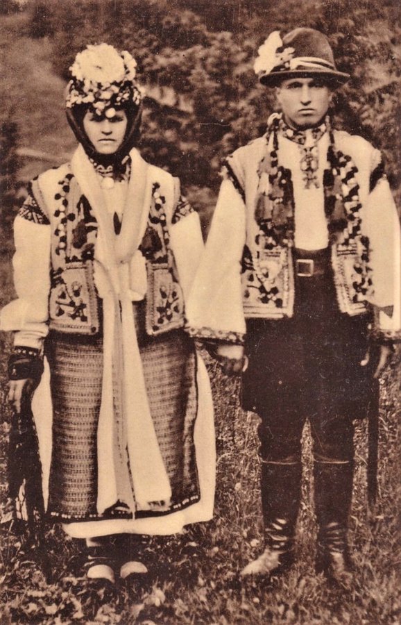 Молода пара із селища Ясіня на Рахівщині. Листівка 1930 року