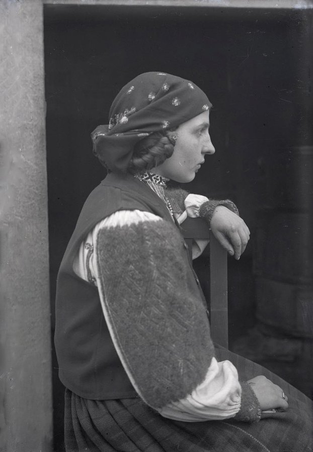 Молода жінка з селища Волове (нині Міжгір’я), 1922 р. Amalie Kožmínová OAE_n4198 Sbírka Národního muzea. Praha, Česká republika.jpg