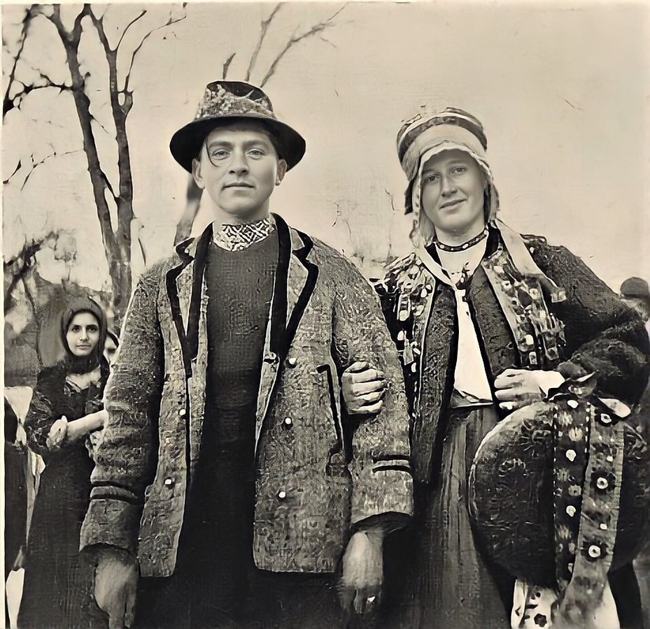 Молодята на Тячівщині з весільним колачем. Фото 30-х рр. ХХ ст.
