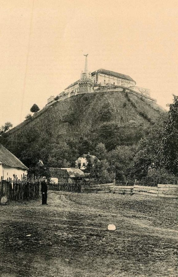 Мукачівський замок з пам’ятником турулу. Фото Erdélyi Mór, 1897 р.