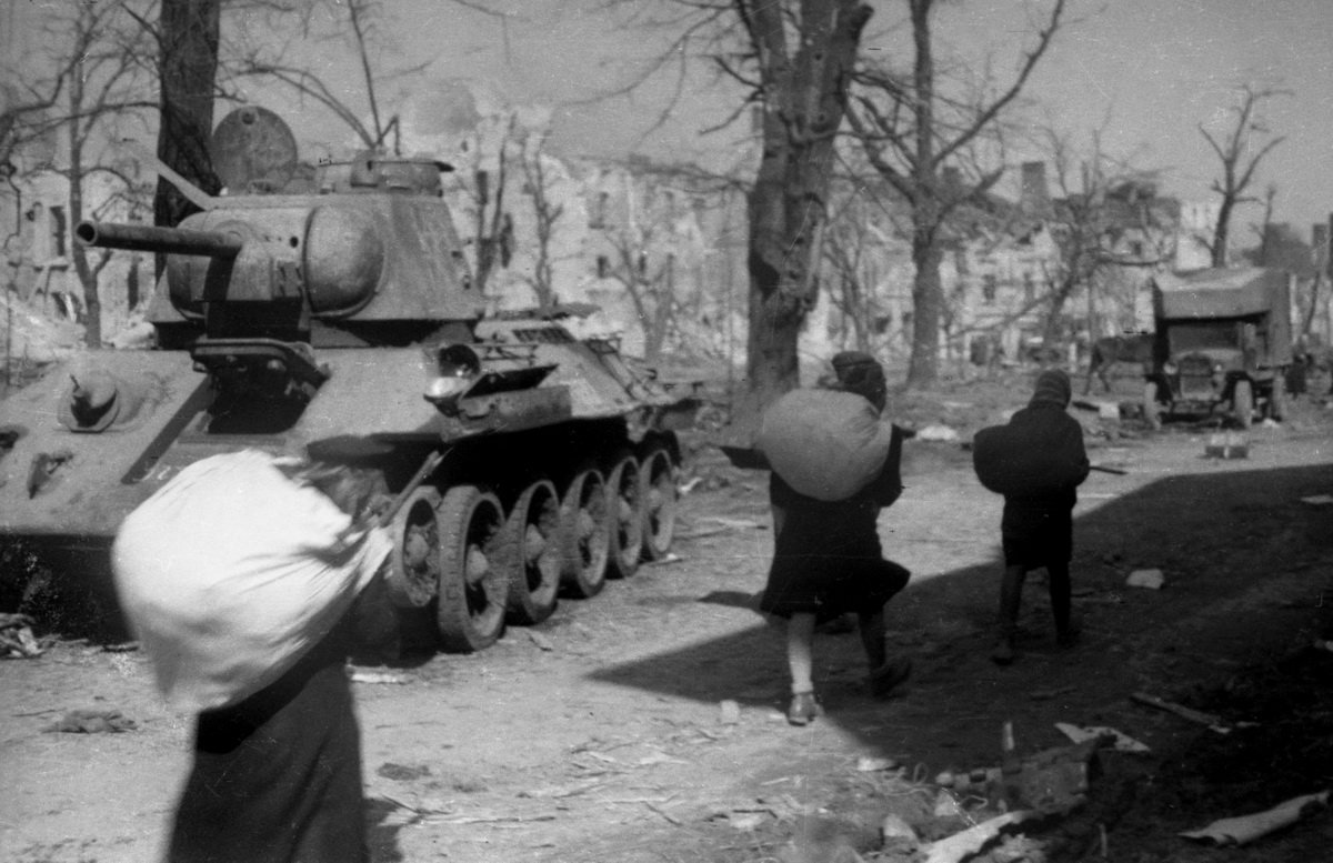 Мешканці повертаються у місто.  1944 р. м. Тернопіль