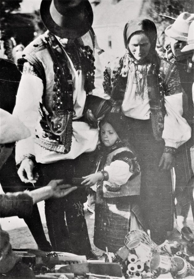 На ринку в Рахові. Дівчнці купують губну гармоніку, 1930 р. Felix H. Man, Архів Центру досліджень визвольного руху