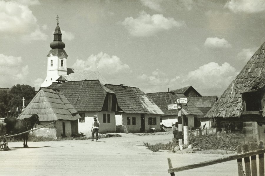 На вулиці у селі Бедевля, 1939 р. Szöllősy Kálmán, F 329764 Néprajzi Múzeum. Budapest, Magyarország