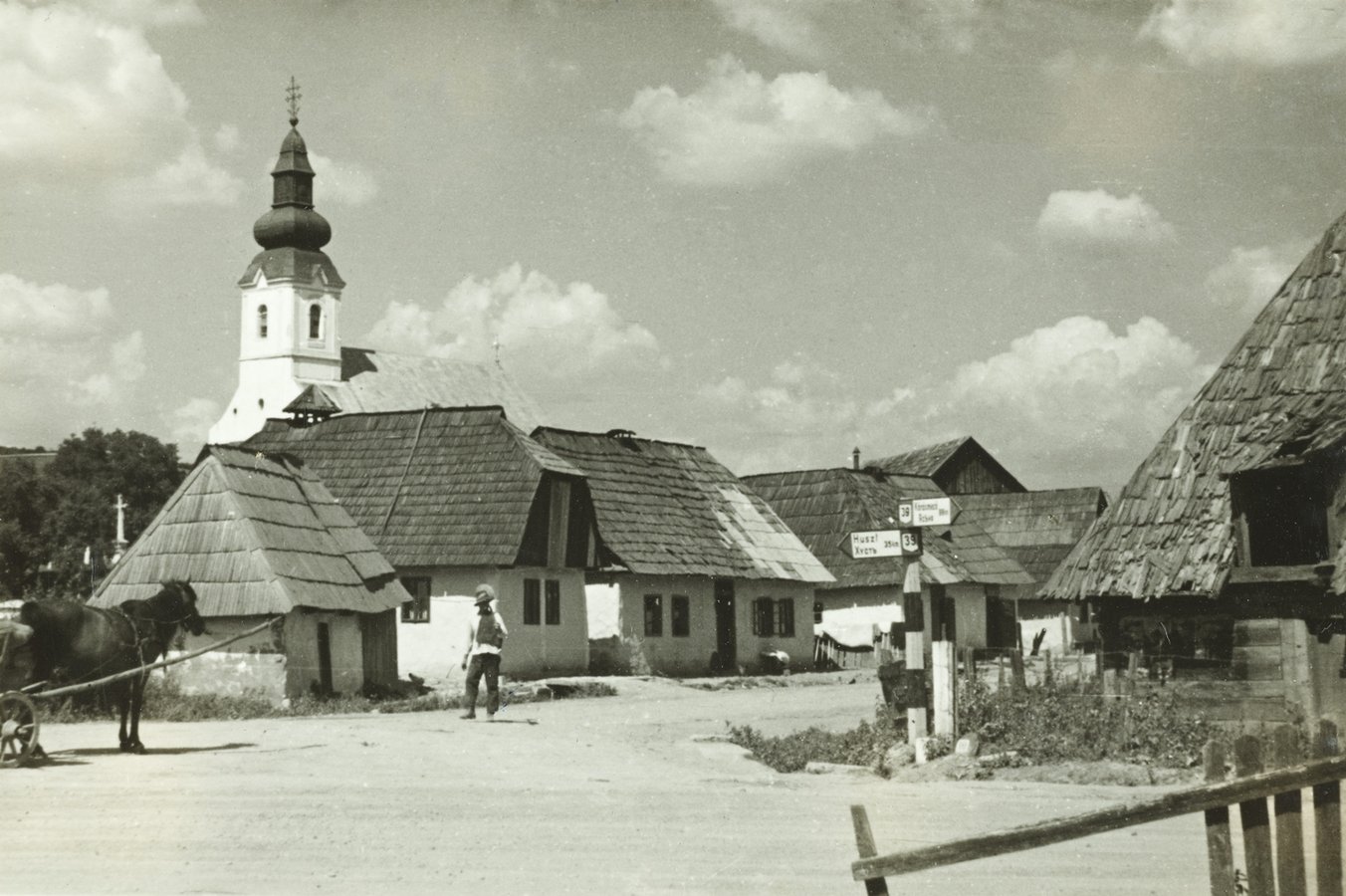 На вулиці у селі Бедевля, 1939 р. Szöllősy Kálmán, F 329764 Néprajzi Múzeum. Budapest, Magyarország