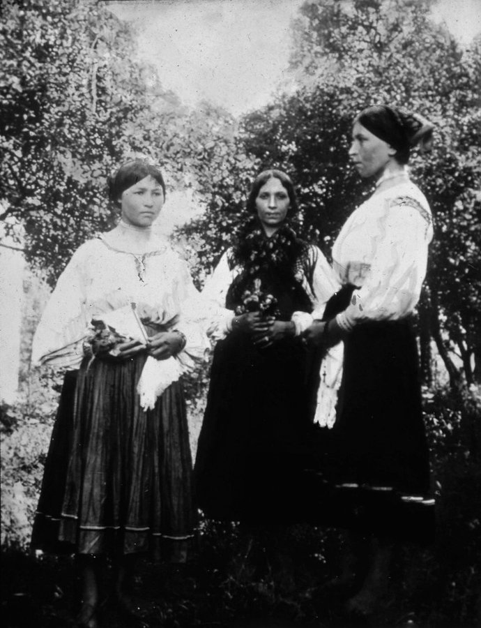Народні жіночі строї у долині річки Тур'я. Підкарпатська Русь, 1919–1922 роки.jpg